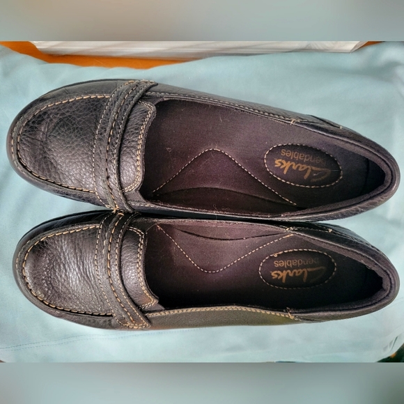 Clarks Shoes - Vintage Clarks black leather top-stitched loafers 6M